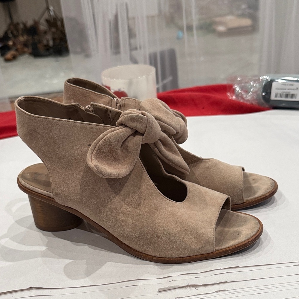 Bernardo Beige Open-Toe Heels with Bow